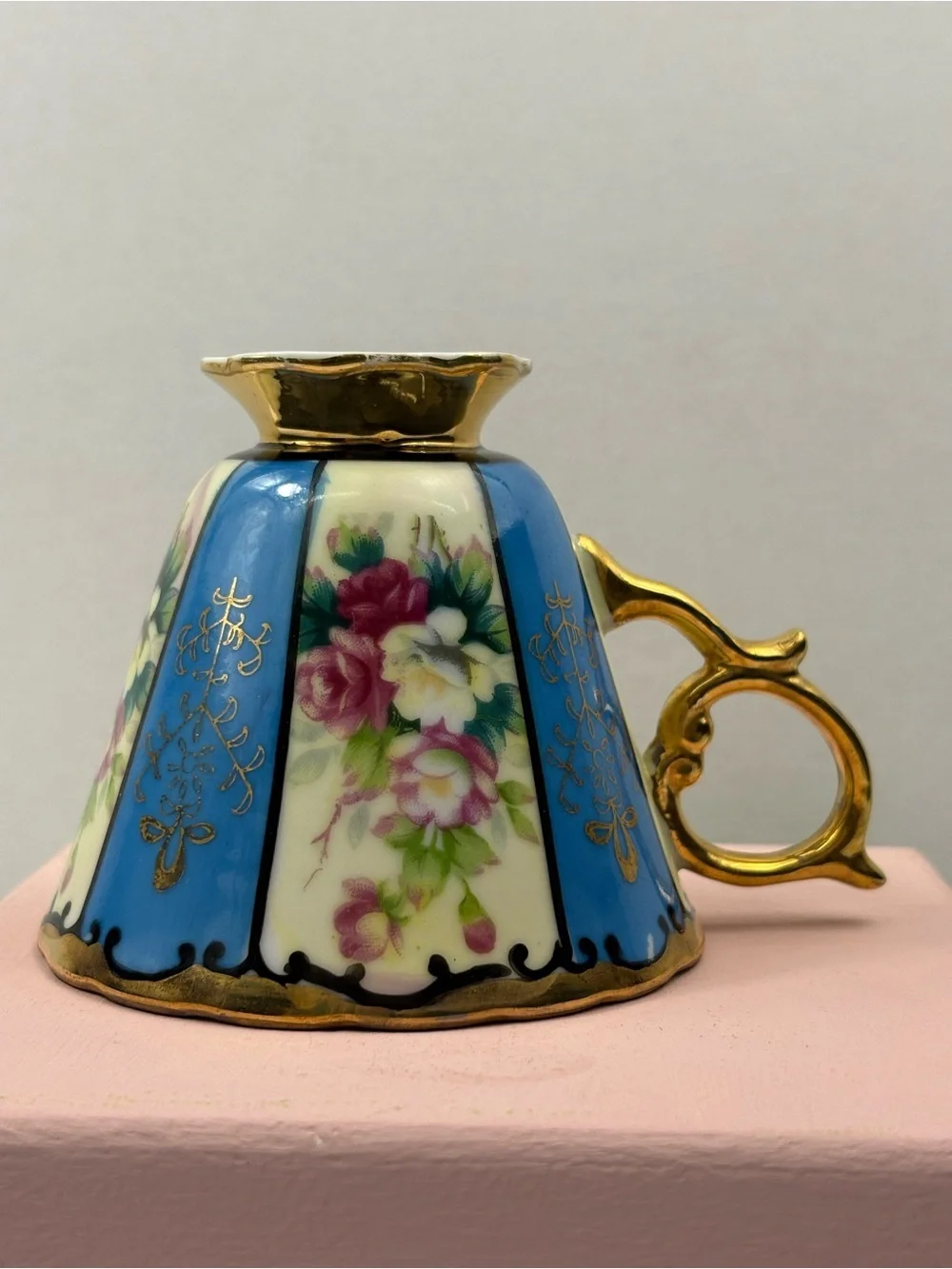 Royal Sealy features floral